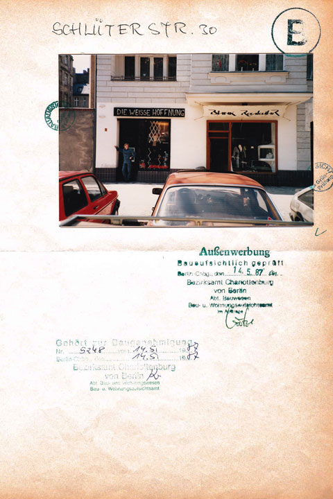 Outdoor advertising tested by building authorities